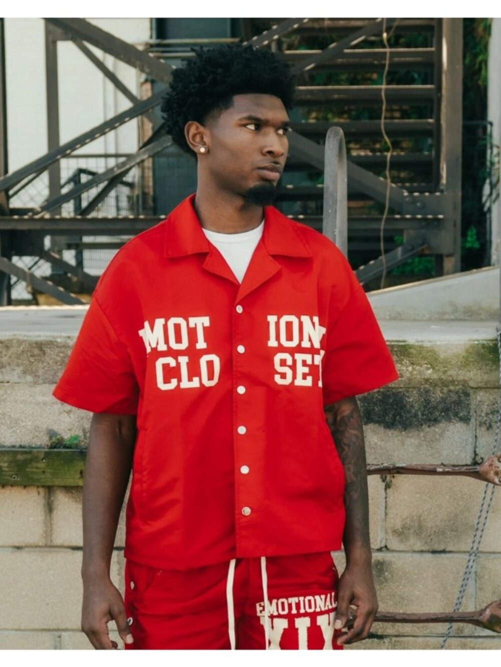 Mixed Emotion Red “Backyard” Nylon Shirt Short Sleeve Mens Size Large.